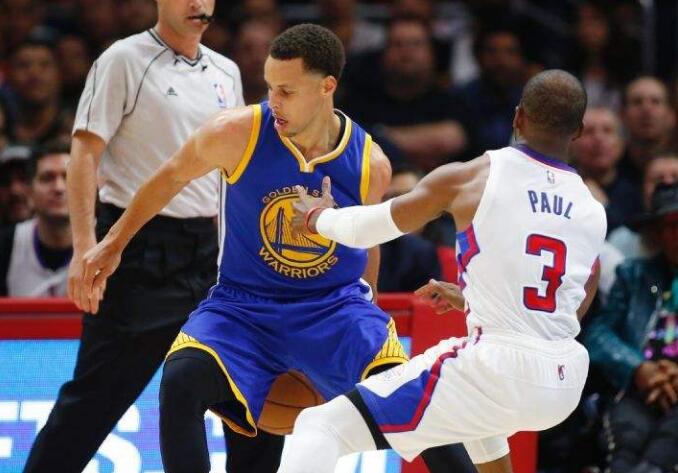 成功复仇?保罗晃倒库里 西决第一场上演最强控卫对决