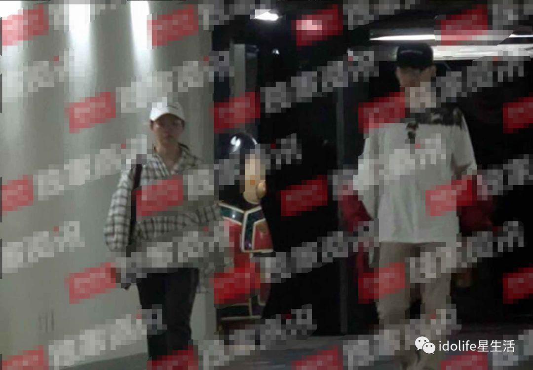 小鲜肉?张靓颖新恋情曝光 深夜和帅哥过马路的时候手牵手