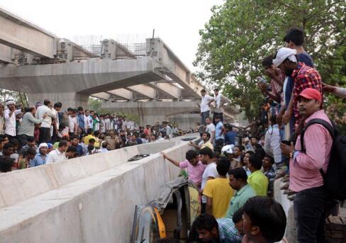 印度在建桥垮塌坠落 至少16人死亡另有多人被埋