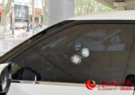 手贱?钢珠打碎车窗玻璃 男子发泄情绪13辆车遭殃