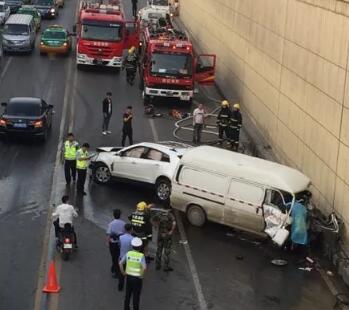 画面惨烈！西安玉祥门车祸 看得人触目惊心、后背发凉！