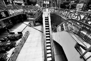 只容得下一人！重庆现最苗条电梯 位于解放碑得意世界附近