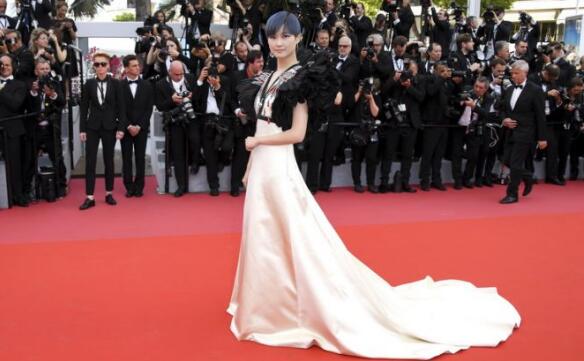 性情中人!暮光女光脚走红毯 影迷:果然是我的小K