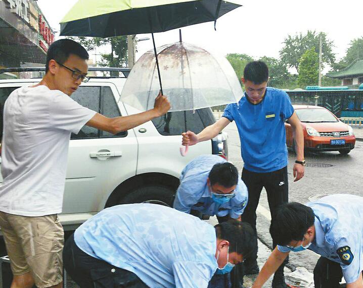 我们撑你！ 骑三轮老人晕倒，过路医生急救 俩路人撑伞守护，浑然不顾挨淋