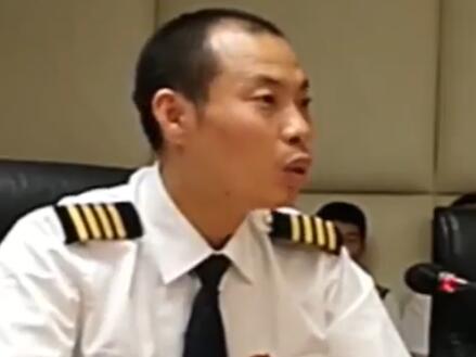 川航机长刘传健还原细节:最纠结下降速度 荣誉属于全体民航人