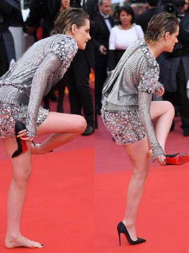 画风突变！暮光女光脚走红毯 网友：她自己开心就好