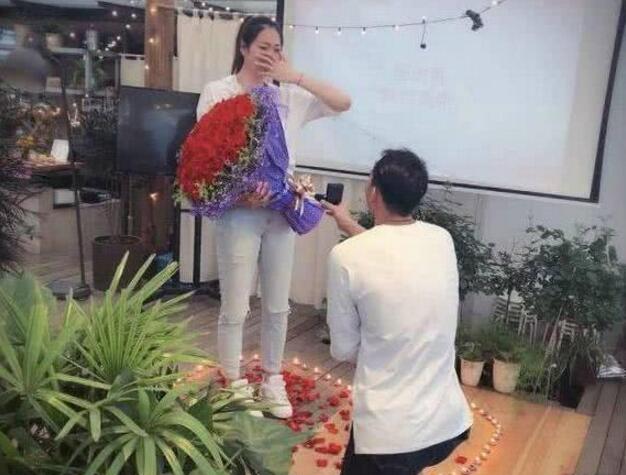 这波操作甜炸了!杨珺菁接受求婚 男排帅哥刘向东向她求婚