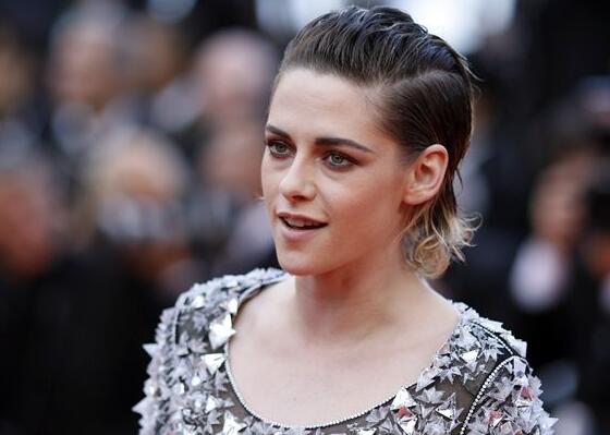 不羁小K!暮光女光脚走红毯当众脱鞋 这么高的细跟是怕自己摔倒吗?