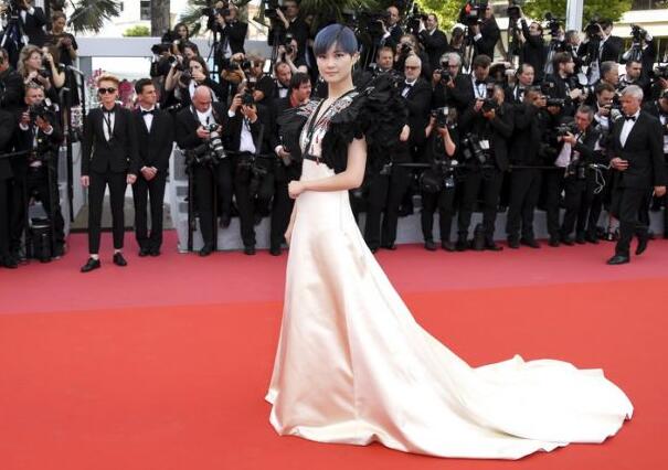 不羁小K!暮光女光脚走红毯当众脱鞋 这么高的细跟是怕自己摔倒吗?