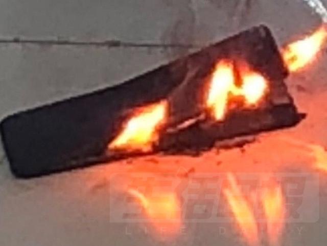 吓人！苹果7拿在手里突然冒烟 刚扔出去就炸裂喷火了