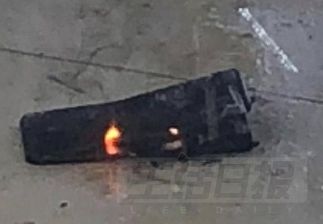 吓人！苹果7拿在手里突然冒烟 刚扔出去就炸裂喷火了