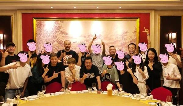 很社会！唐艺昕晒剧组聚餐 演员集体变小猪佩奇