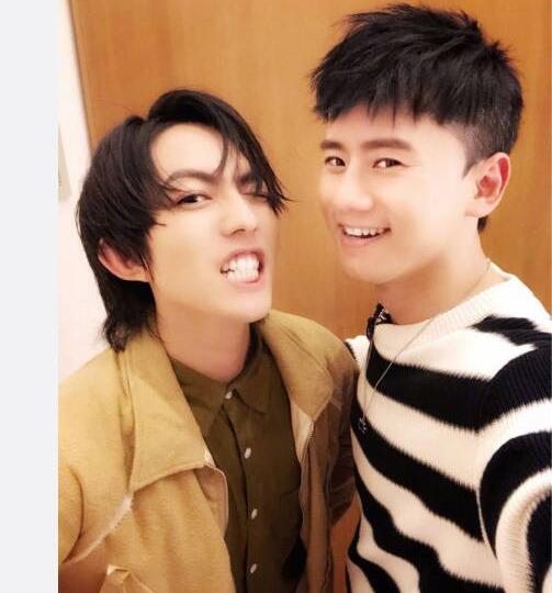 打call张老师!张杰林宥嘉合影 会唱歌会顾娃还会