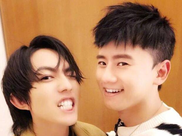 打call张老师！张杰林宥嘉合影 会唱歌会顾娃还会帮朋友修照片说的谁