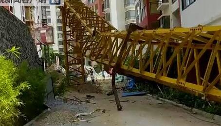 惨烈实拍!海南工地塔吊倒塌致4死 数辆停塔吊