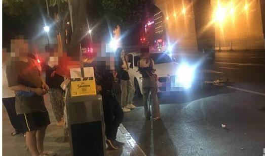 暴力男抡小黄车砸宝马 喝完酒后失去理智对着车一顿猛砸