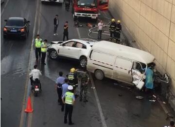 动图还原！西安玉祥门车祸过程触目惊心 凯迪拉克SUV失控撞死一人