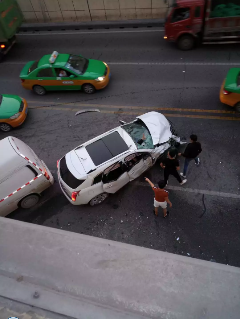 动图还原！西安玉祥门车祸过程触目惊心 凯迪拉克SUV失控撞死一人