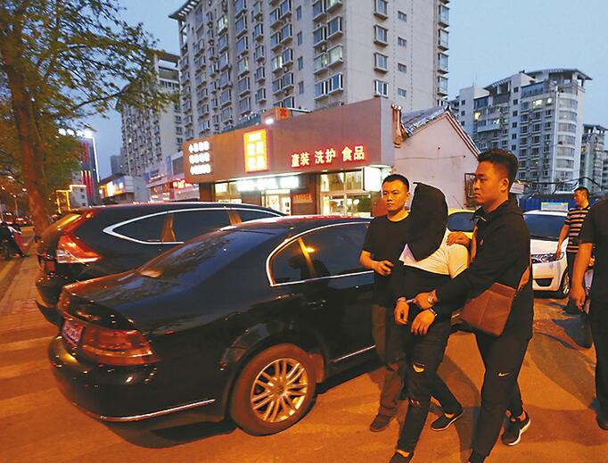 公厕旁的石头下也能藏毒！ 市中警方擒获14名瘾君子