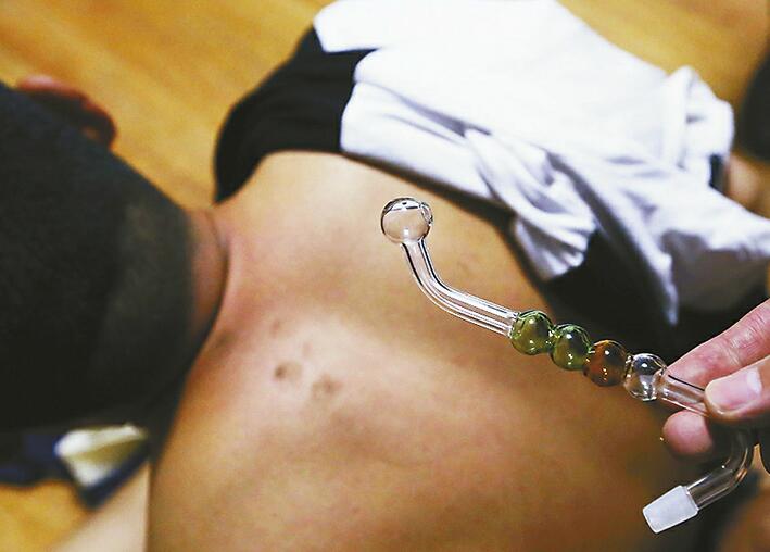 公厕旁的石头下也能藏毒！ 市中警方擒获14名瘾君子