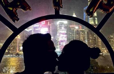 姿势尴尬！何猷启公开女友照 将于今年底或明年初娶GiGi