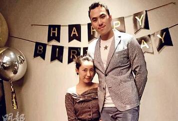 姿势有点儿尴尬!何猷启公开女友照 GiGi坐着合照好像是刻意遮肚