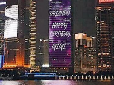 姿势有点儿尴尬!何猷启公开女友照 GiGi坐着合照好像是刻意遮肚