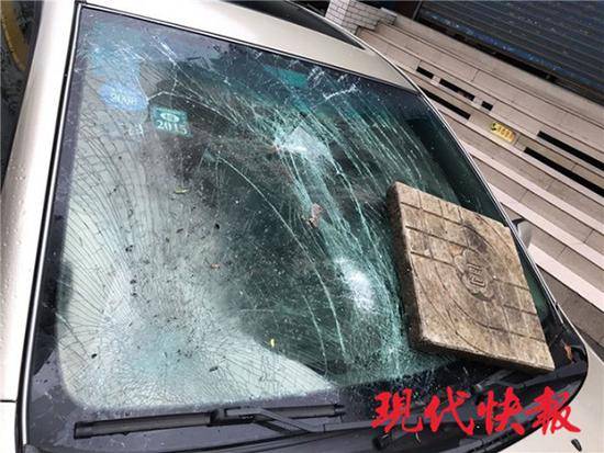 无话可说!为博好感帮忙砸车 “戏精男”酒后把自己送进派出所