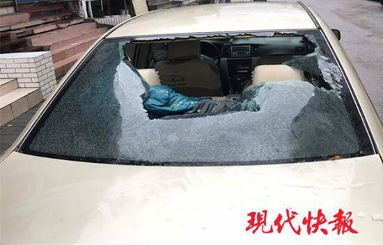 无话可说!为博好感帮忙砸车 “戏精男”酒后把自己送进派出所