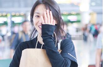 放飞自我?郑爽素颜现身机场 爽妹子把脸遮在纸