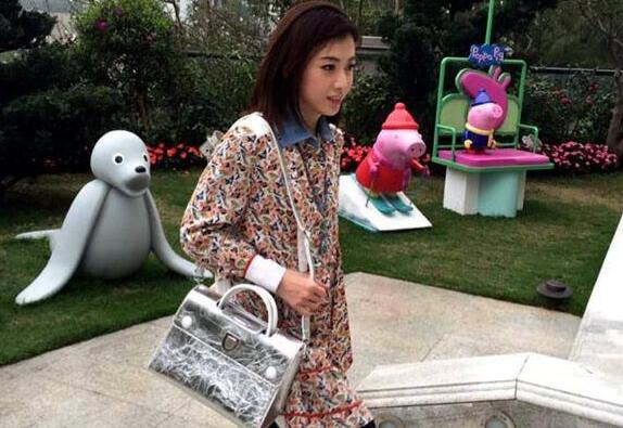 豪！甘比晒礼物照 香港女首富甘比豪宅曝光一家五口生活幸福