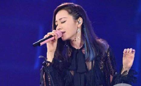 张靓颖恋情后露面 有传闻称歌手张靓颖疑似今年4月已离婚