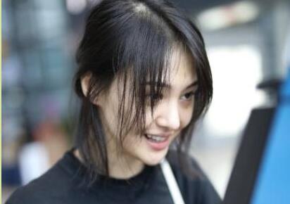 仙气十足!郑爽素颜现身机场半扎头发清新 就是铁甲--不见不散