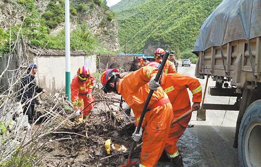 灾情播报：甘肃岷县大雨冰雹部分民众被困 医疗救援人员紧张施救