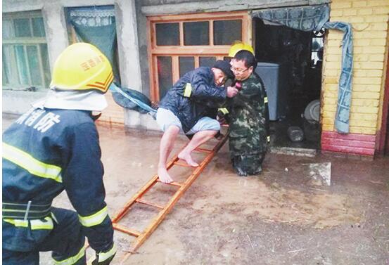 灾情播报：甘肃岷县大雨冰雹部分民众被困 医疗救援人员紧张施救