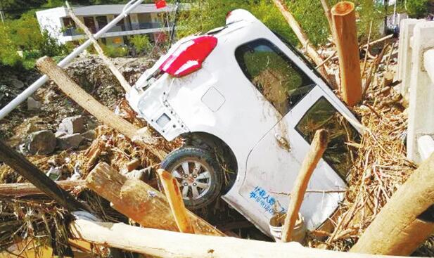 灾情播报：甘肃岷县大雨冰雹部分民众被困 医疗救援人员紧张施救