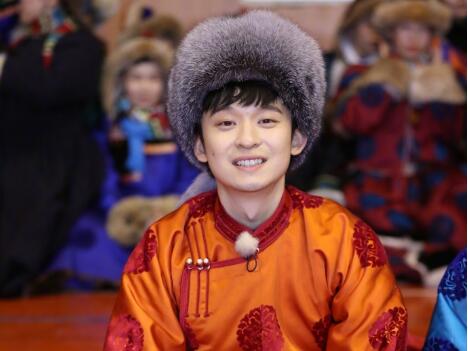 尴尬又不失礼貌的微笑!董子健假笑男孩 90后新晋奶爸又皮了