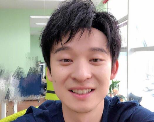 尴尬又不失礼貌的微笑!董子健假笑男孩 90后