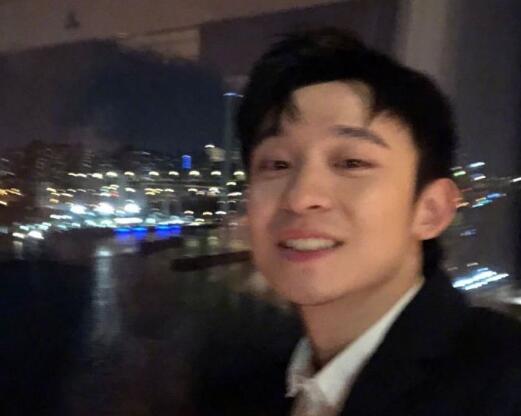 尴尬又不失礼貌的微笑!董子健假笑男孩 90后