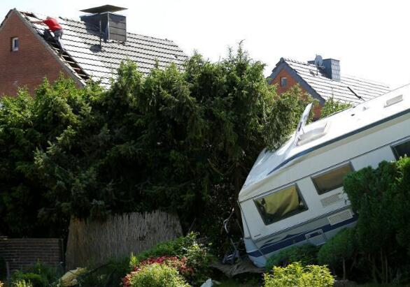 惊悚实拍!德国遭遇龙卷风 威力强大屋顶被掀翻残瓦满地