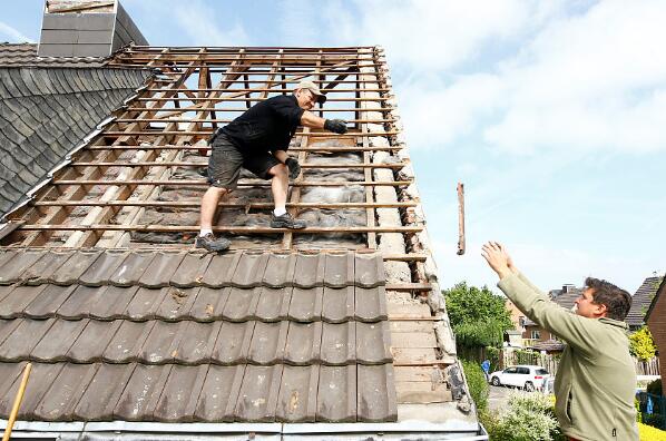 惊悚实拍!德国遭遇龙卷风 威力强大屋顶被掀翻残瓦满地
