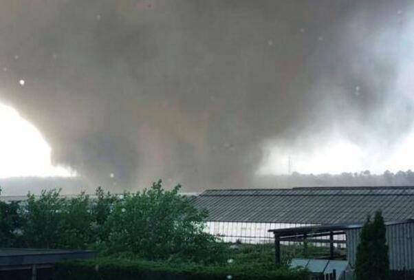 惊悚实拍!德国遭遇龙卷风 威力强大屋顶被掀翻残瓦满地