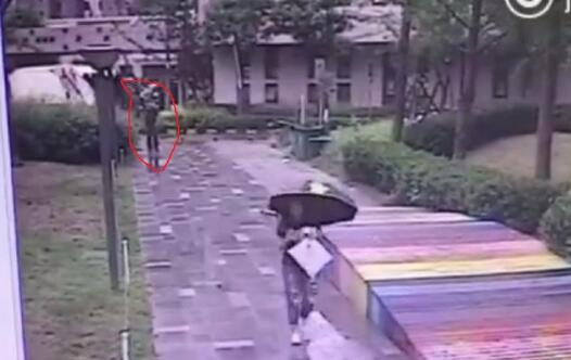 监控曝光！打滴滴遭司机尾随 幸亏女子遇到邻居吓退司机