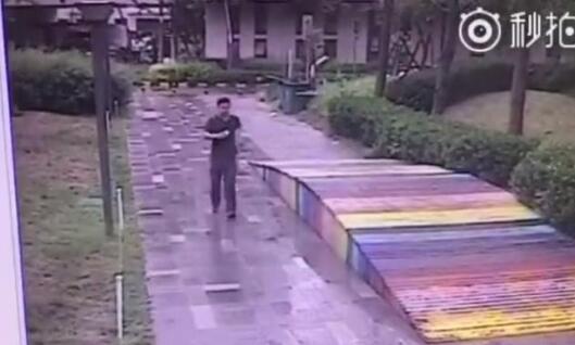 监控曝光！打滴滴遭司机尾随 幸亏女子遇到邻居吓退司机