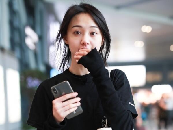 放飞自我?郑爽素颜现身机场 帮粉丝买机票小姐姐真的宠粉了