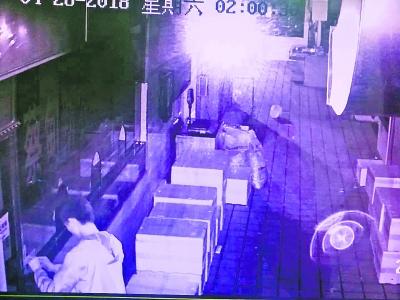 夜潜菜市场调包商家收款码 男子非法获利万元落网