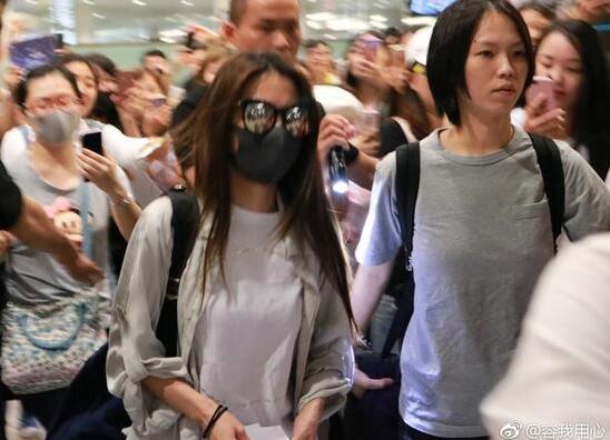 怒不敢言!田馥甄机场遭围堵 粉丝心疼:你们的爱让她寸步难行