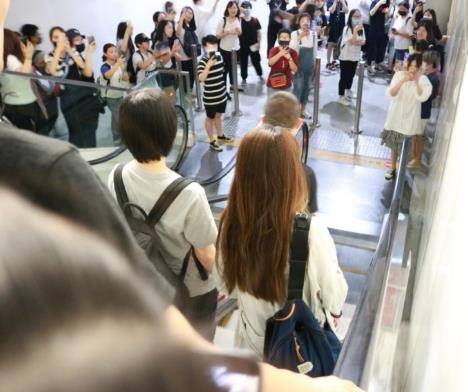 怒不敢言！田馥甄机场遭围堵 粉丝心疼：你们的爱让她寸步难行