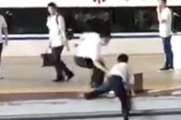 实力作死!进错站台横穿铁轨 男子为了取行李还来回跑了两次