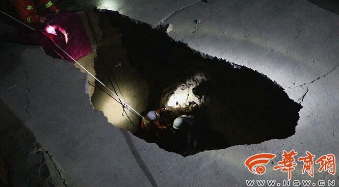 杭州路面突然塌陷 3辆车瞬间都掉坑里了 店铺监控记录当时情况